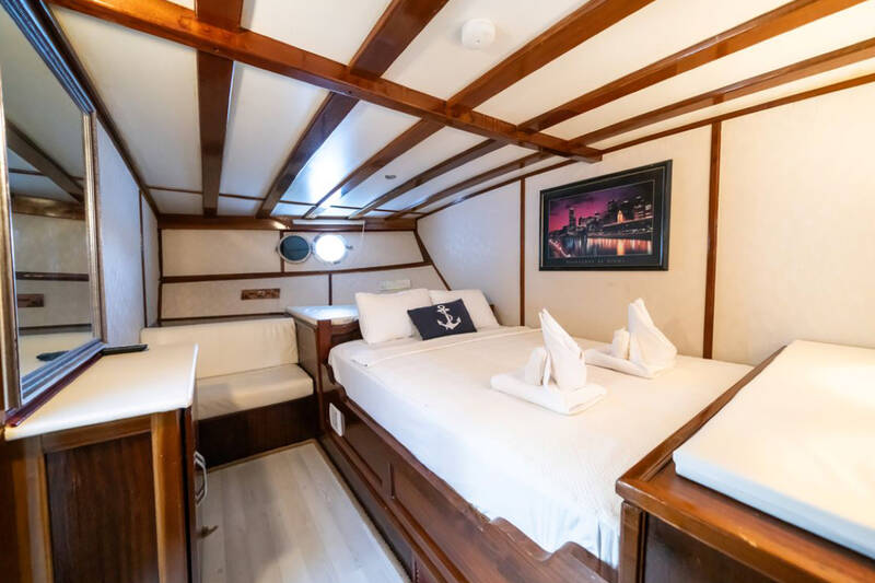 Bow guest cabin