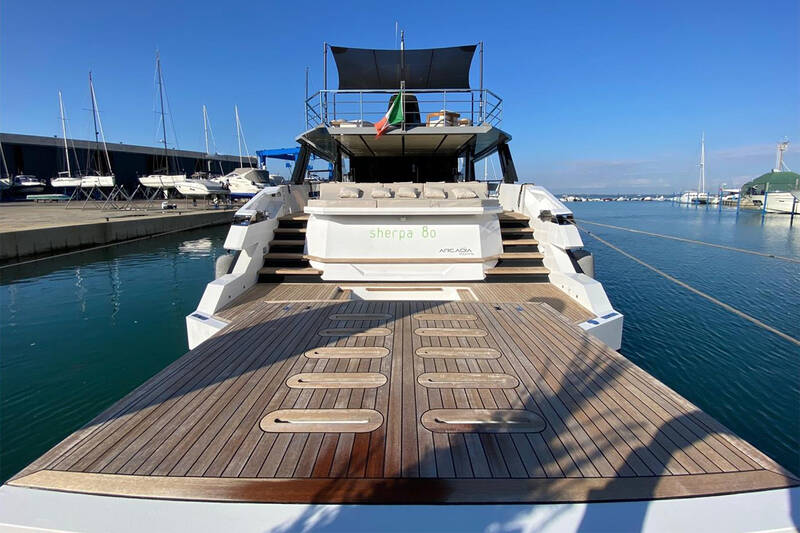 Folding swimming platform
