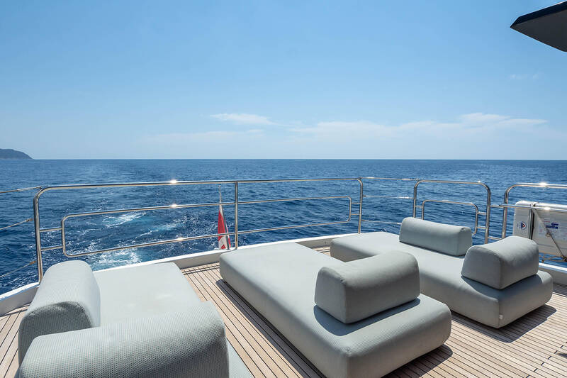 Sunbathing area on aft flybridge