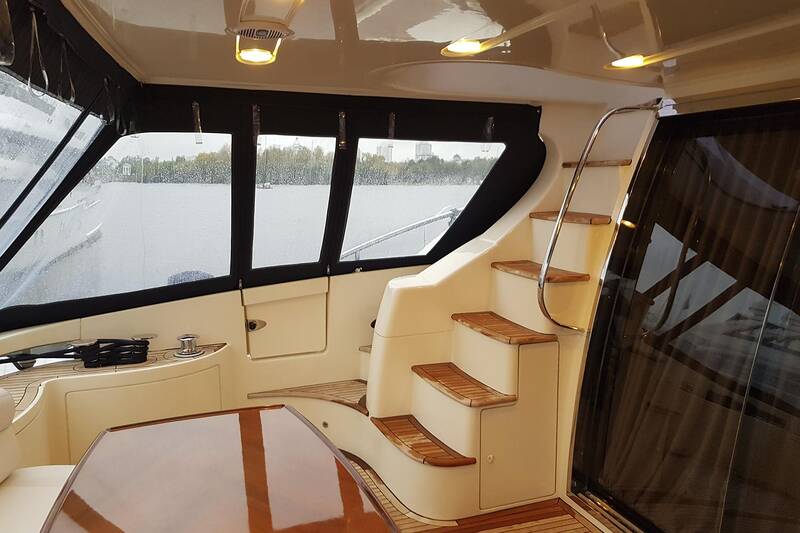 Кокпит Azimut 62
