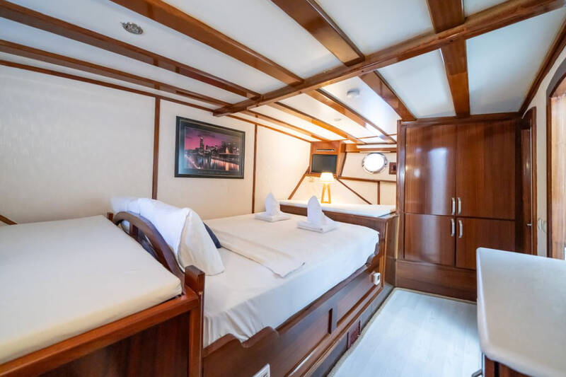 Bow guest cabin
