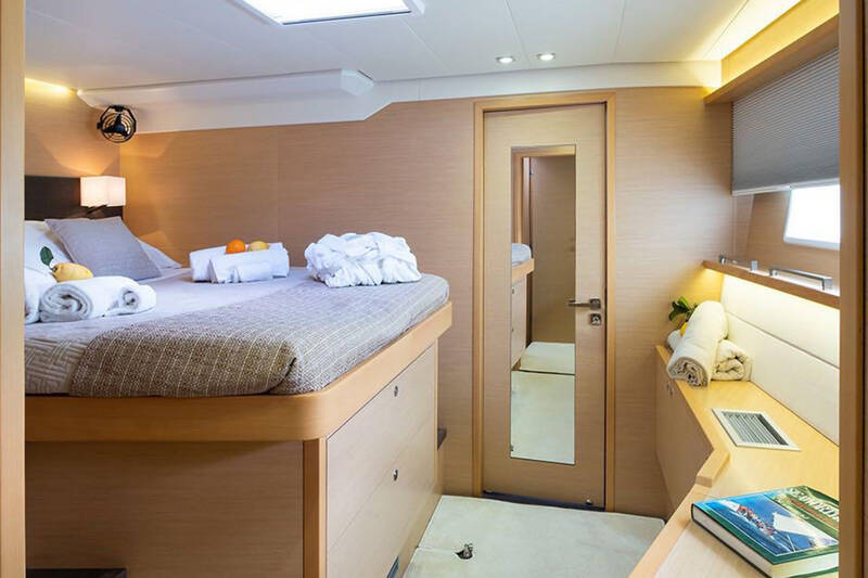 Bow-right cabin