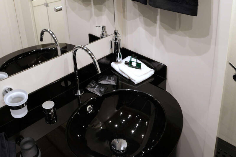 Guest double cabin bathroom