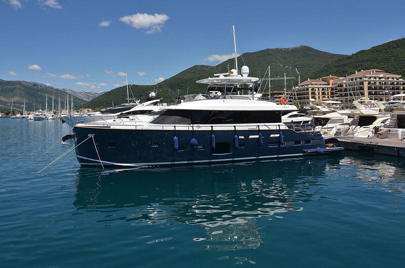 Exterior Azimut Magellano 76