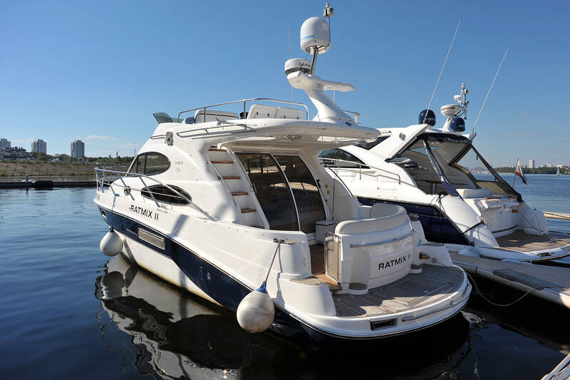 Exterior Sealine F37 2005