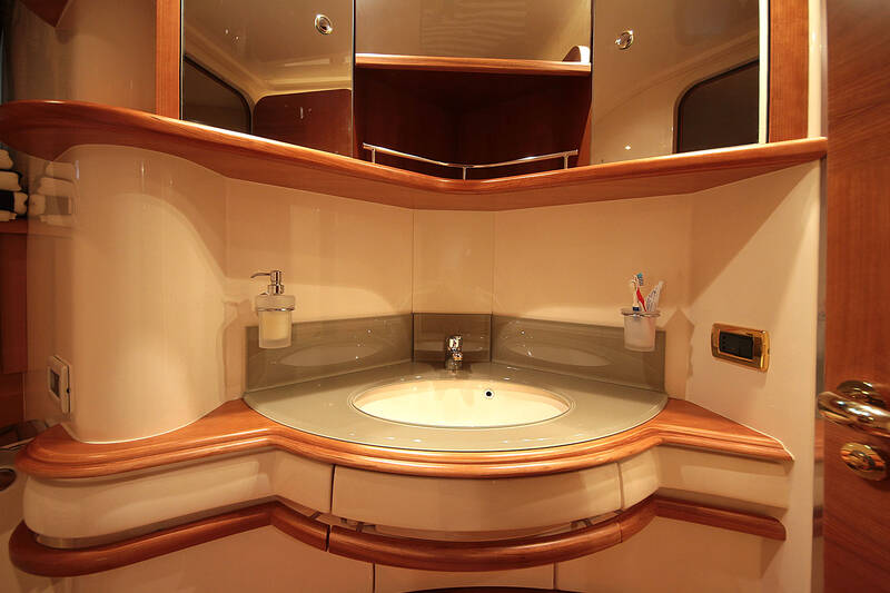 Bathroom/WC in owner's cabin. Interior Azimut 55 2006