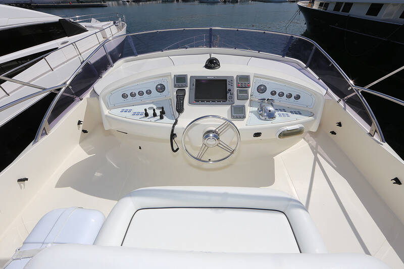 Control station on flybridge