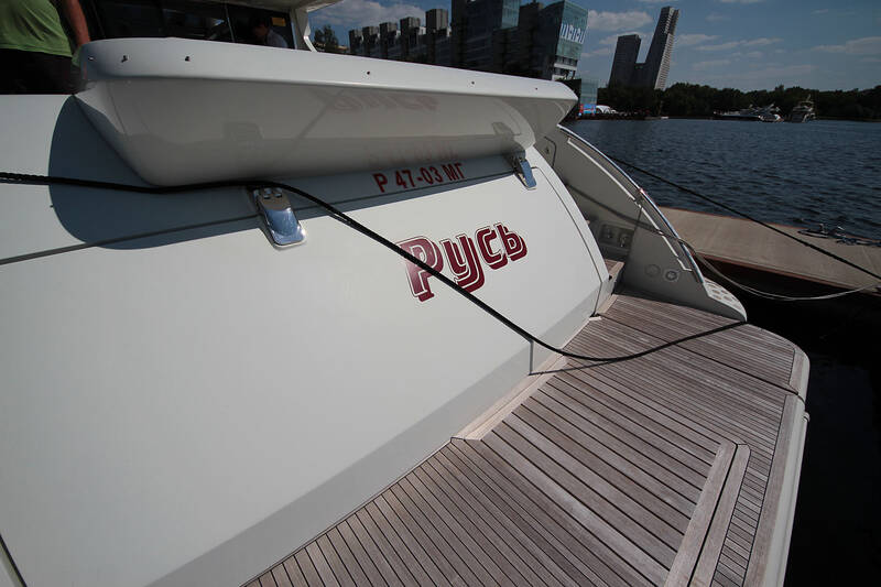 Swimming platform Azimut 68S - 2008