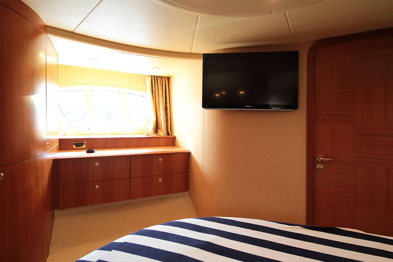 The owner's stateroom. Interior Azimut 55 2006