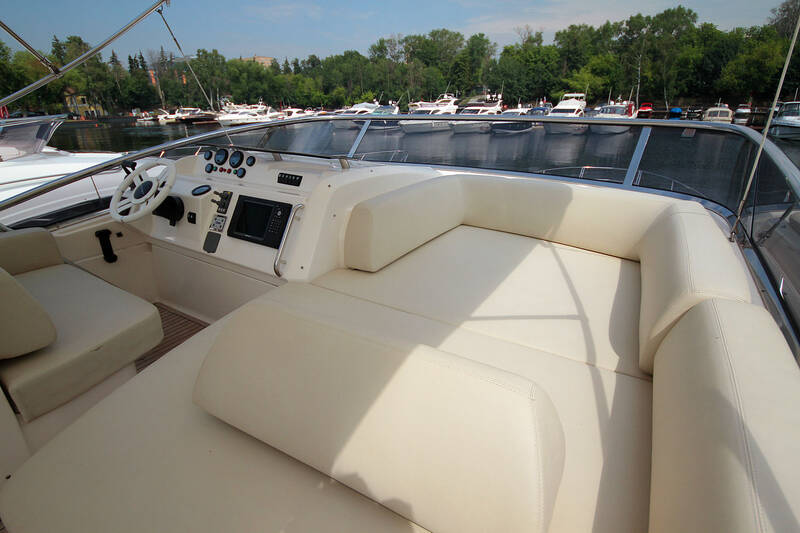 A large lounger for sunbathing in front of the flybridge. Exterior Azimut 58