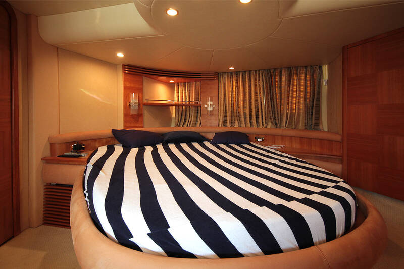 The owner's stateroom. Interior Azimut 55 2006
