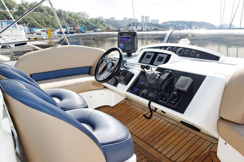 Control station on flybridge