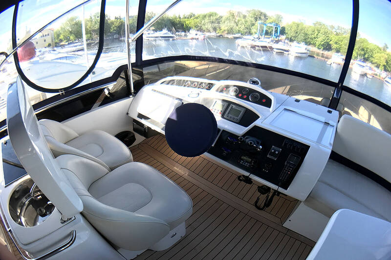 Control station on flybridge