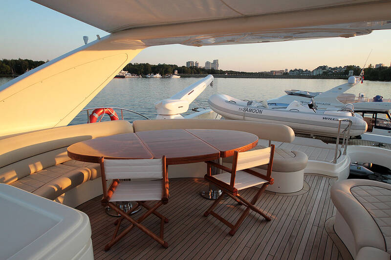 Flybridge. Exterior Azimut 80