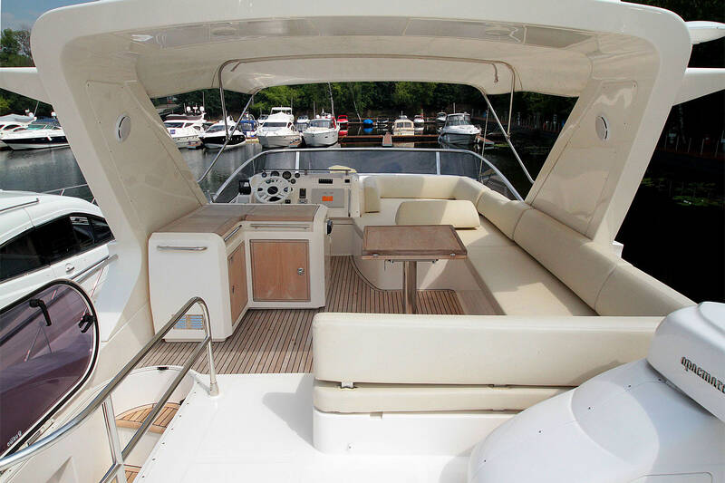 Flybridge. Exterior Azimut 58