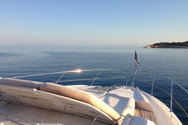 Bow deck with sunbathing cushions