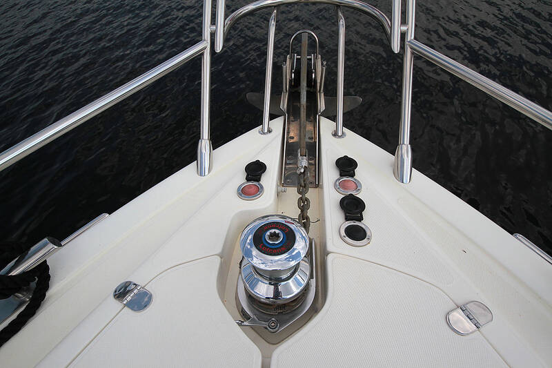 Bow, anchor Azimut 55 2006