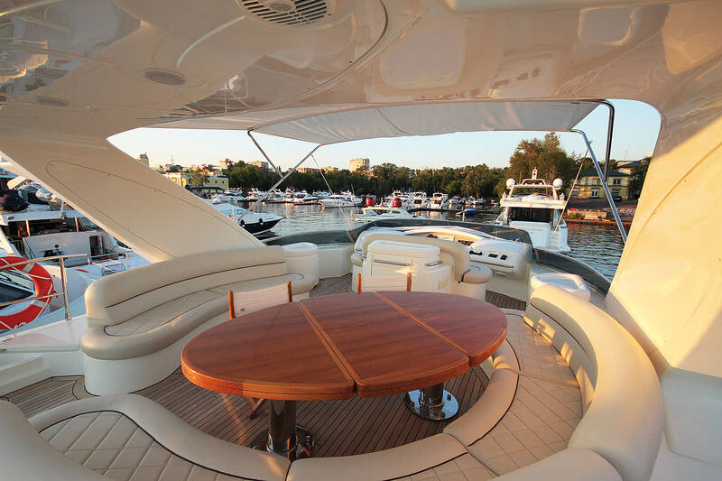 Flybridge. Exterior Azimut 80