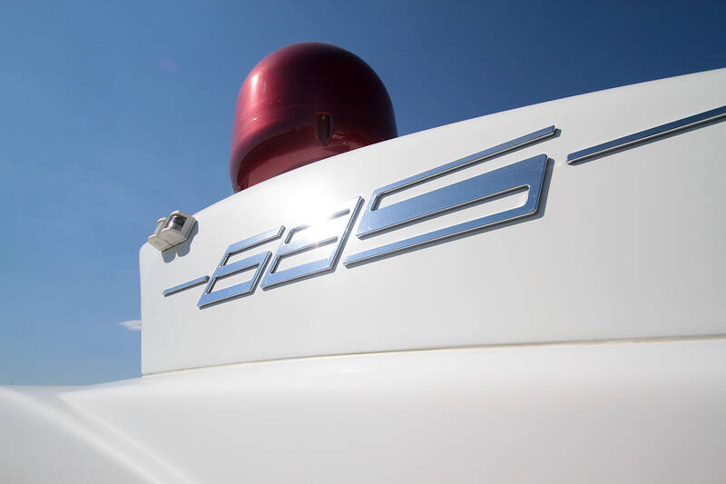 The logo on the side. Acturer Azimut 68S - 2008