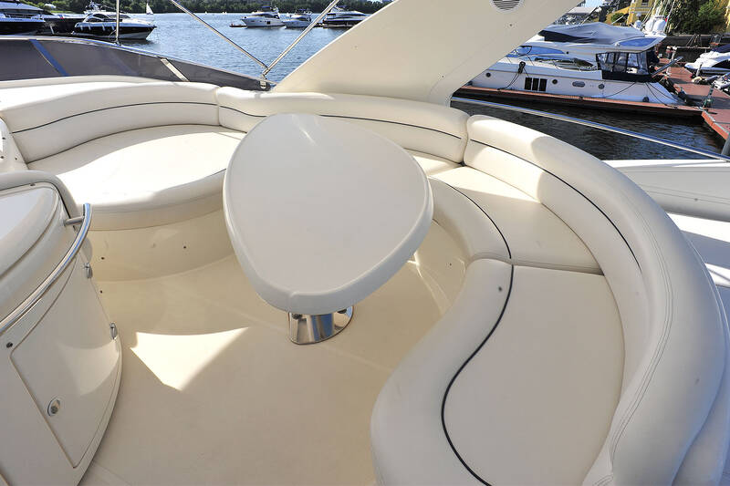 Dining area flybridge