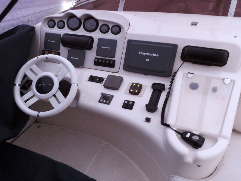 Control station on flybridge