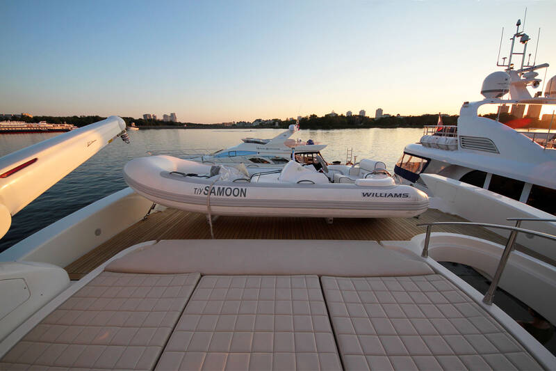 Flybridge. Exterior Azimut 80