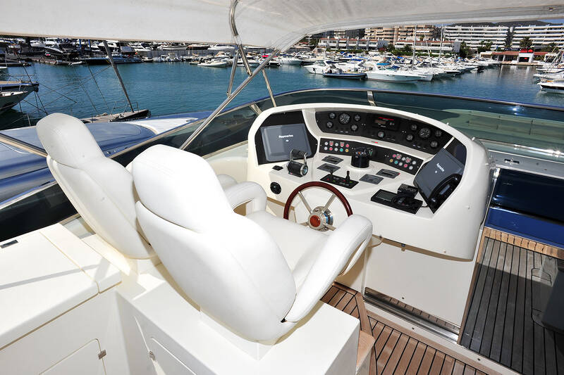 Control station on flybridge