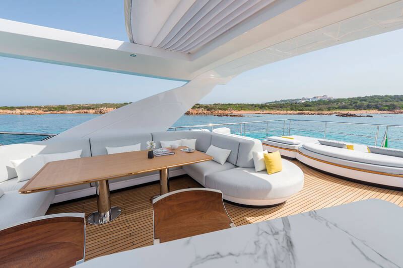 Dining area on the flybridge
