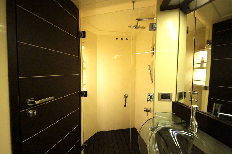Bathroom/WC in owner's cabin. Azimut 68S - 2008