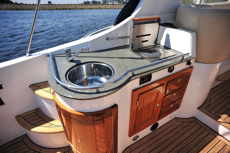 Grill and sink in cockpit