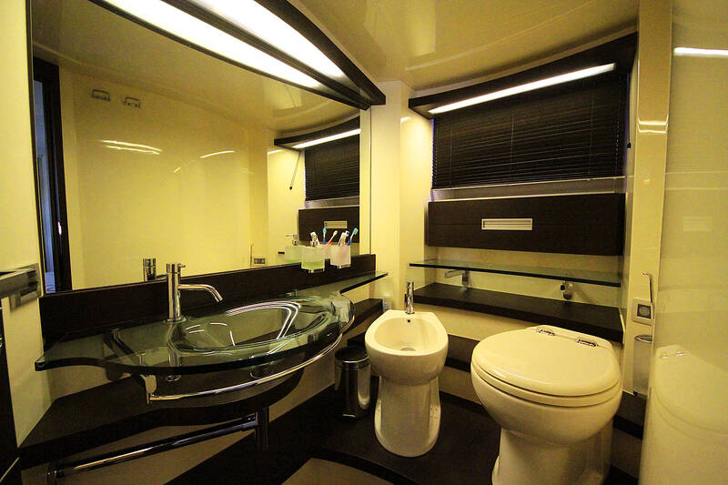 Bathroom/WC in owner's cabin. Azimut 68S - 2008