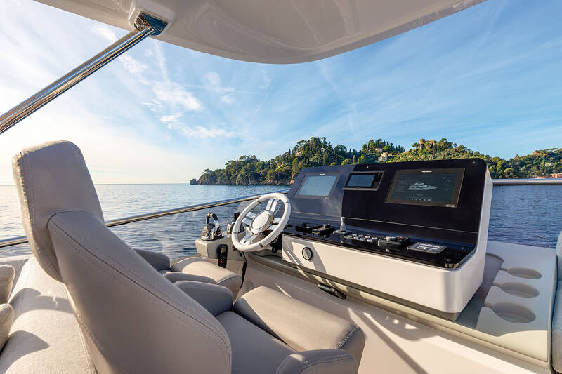 Helm station on flybridge