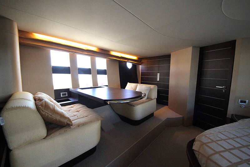 The owner's stateroom. Azimut 68S - 2008