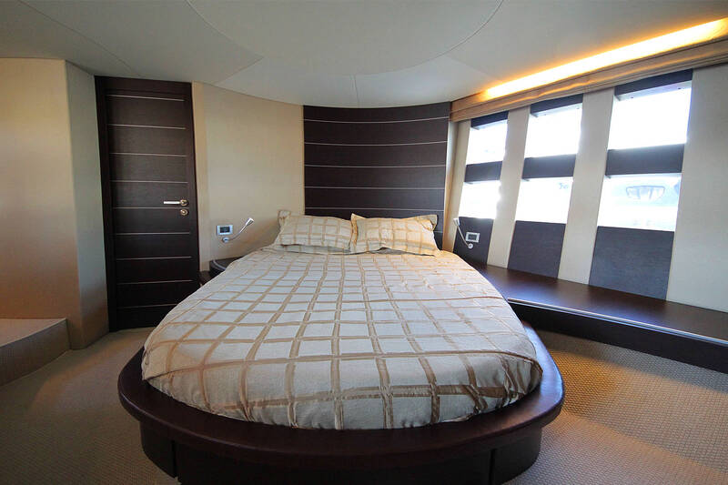 The owner's stateroom. Azimut 68S - 2008