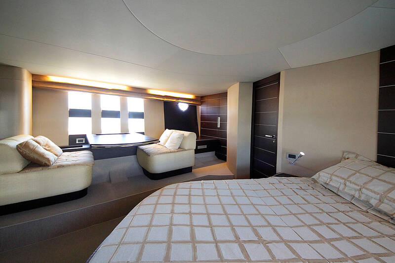 The owner's stateroom. Azimut 68S - 2008