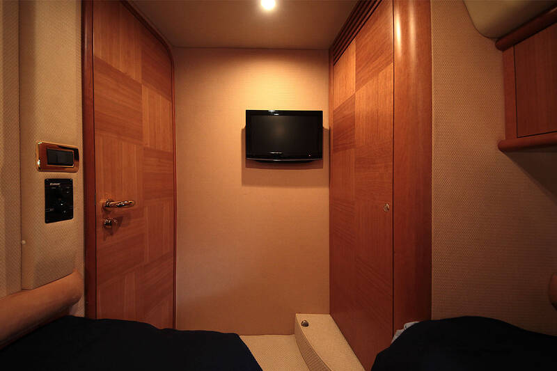 The guest cabin. Interior Azimut 55 2006