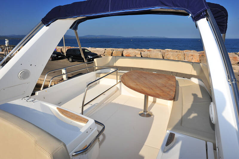 Seating area on the flybridge