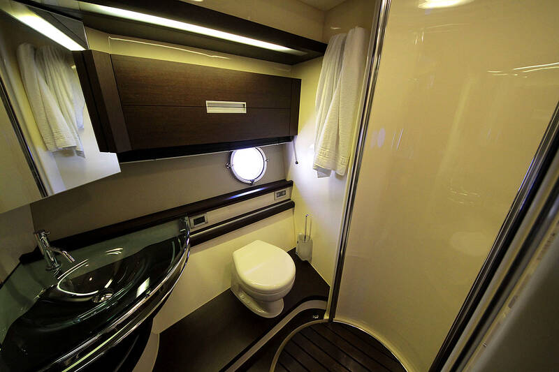 Bathroom/WC VIP cabin. Azimut 68S - 2008