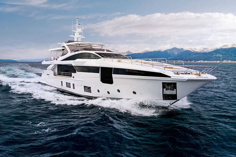 Exterior Azimut Grande 35 METRI