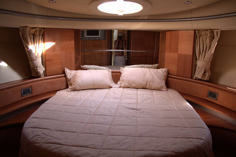 Bow cabin