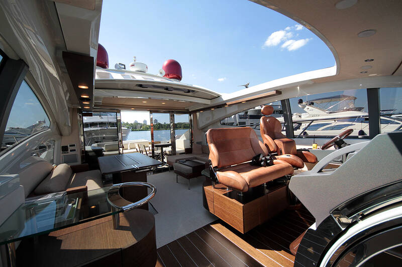 Interior (hard top open) the Azimut 68S - 2008