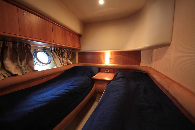 The guest cabin. Interior Azimut 55 2006