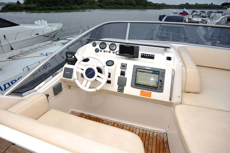 Control station on flybridge