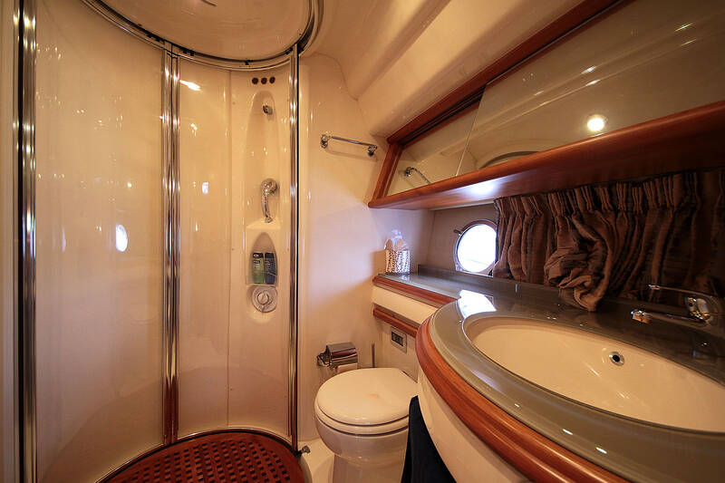 Bathroom/bathroom for VIP and guest cabin Azimut 55 2006