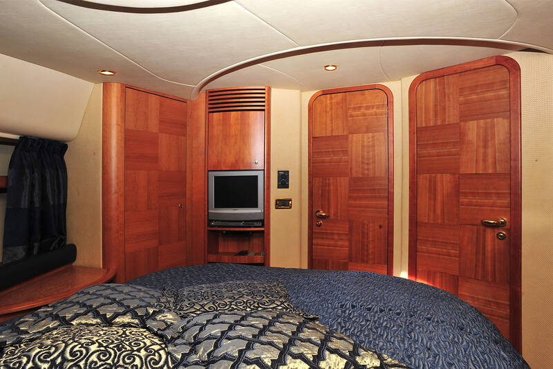 Bow VIP cabin