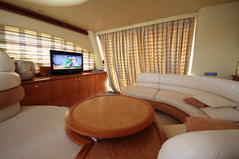 Salon. Interior Azimut 55 2006