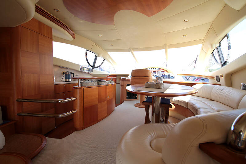 Salon. Interior Azimut 55 2006