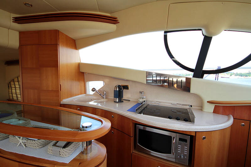 Kitchen/galley. Interior Azimut 55 2006