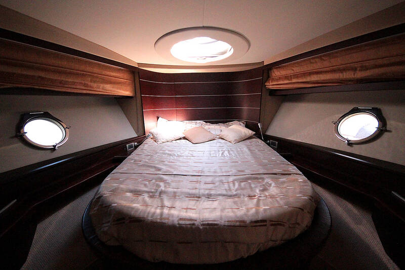 The VIP stateroom. Azimut 68S - 2008