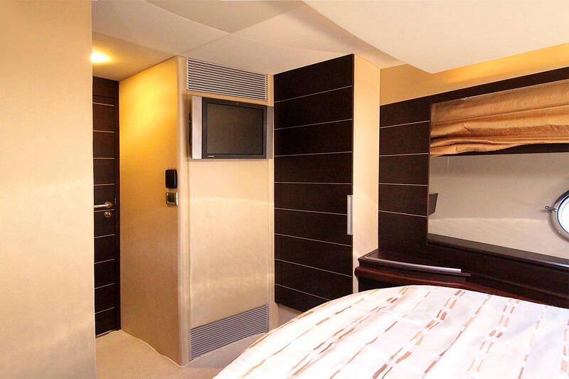 The VIP stateroom. Azimut 68S - 2008